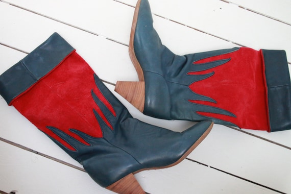 1980er Jahre Deadstock einzigartige Vintage Disco Stiefel blau rot Leder & Wildleder zwei Töne hoch Heeled Riding Boots Boho Luxus Paris Label US 6.5 1980er Jahre Deadstock einzigartige Vintage Disco Stiefel blau rot Leder & Wildleder zwei Töne hoch Heeled Riding Boots Boho Luxus Paris Label US 6.5