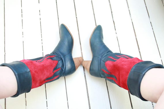 1980er Jahre Deadstock einzigartige Vintage Disco Stiefel blau rot Leder & Wildleder zwei Töne hoch Heeled Riding Boots Boho Luxus Paris Label US 6.5 1980er Jahre Deadstock einzigartige Vintage Disco Stiefel blau rot Leder & Wildleder zwei Töne hoch Heeled Riding Boots Boho Luxus Paris Label US 6.5