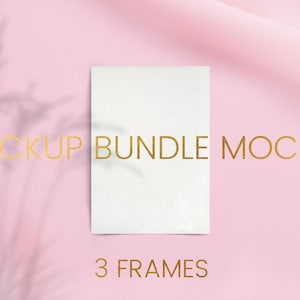 Op de afbeelding: Een witte kaartmockup met een gestructureerd oppervlak, geplaatst op een roze achtergrond. De kaart is gepositioneerd in het midden van de afbeelding, met een subtiele schaduw eronder. De tekst "MOCKUP BUNDLE MOCKUP" is geschreven in gouden letters boven de kaart, en de tekst "3 FRAMES" is geschreven in gouden letters onder de kaart.