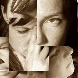 Pode incluir: Uma colagem fotogr&aacute;fica s&eacute;pia de um rosto de mulher, com diferentes se&ccedil;&otilde;es de seu rosto mostradas em diferentes quadros. A mulher tem cabelo castanho e est&aacute; olhando para baixo.