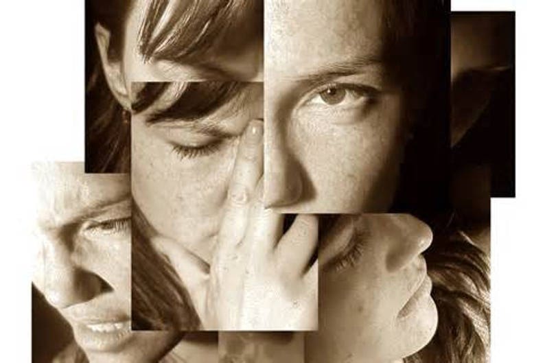 Pode incluir: Uma colagem fotogr&aacute;fica s&eacute;pia de um rosto de mulher, com diferentes se&ccedil;&otilde;es de seu rosto mostradas em diferentes quadros. A mulher tem cabelo castanho e est&aacute; olhando para baixo.