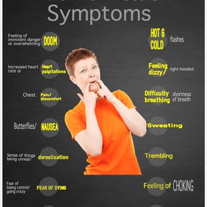 Pode incluir: Uma infografia em preto e branco com o t&iacute;tulo "Sintomas de Ataque de P&acirc;nico" e uma lista de sintomas que incluem a sensa&ccedil;&atilde;o de perigo iminente, aumento da frequ&ecirc;ncia card&iacute;aca, dor no peito, borboletas no est&ocirc;mago, sensa&ccedil;&atilde;o de irrealidade, medo de perder o controle, sensa&ccedil;&otilde;es de formigamento, ondas de calor e frio, sensa&ccedil;&atilde;o de tontura, dificuldade em respirar, suor, tremores, sensa&ccedil;&atilde;o de sufocamento, necessidade de escapar e evitar. Uma mulher aparece no centro da infografia com as m&atilde;os sobre a boca.