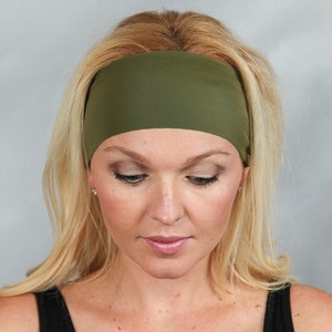 Pode incluir: Uma mulher usando uma faixa de cabe&ccedil;a verde. A faixa de cabe&ccedil;a &eacute; feita de um material macio e el&aacute;stico e &eacute; projetada para manter o cabelo fora do rosto.