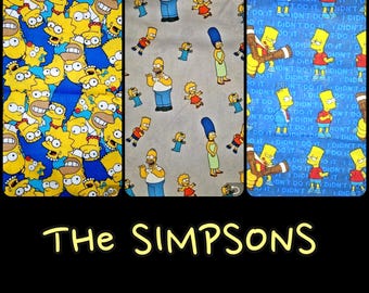 Peut inclure: Trois échantillons de tissu avec les personnages des Simpson. À gauche, un motif dense d'Homer, Marge, Bart et Lisa sur fond bleu. Au centre, des personnages sur fond gris clair. À droite, Bart avec un lance-pierre et le texte I DIDN'T DO IT.