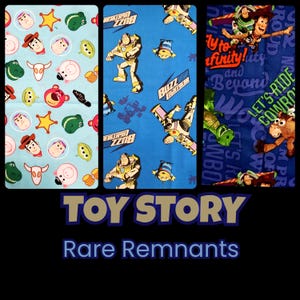 Könnte beinhalten: Drei Stoffbahnen mit Toy Story-Charakteren. Eine Bahn zeigt Woody, Buzz Lightyear und andere Charaktere auf hellblauem Hintergrund. Eine weitere Bahn zeigt Buzz Lightyear auf blauem Hintergrund. Die dritte Bahn zeigt Woody, Buzz und andere Charaktere auf dunkelblauem Hintergrund. Der Text "TOY STORY Rare Remnants" steht unten.