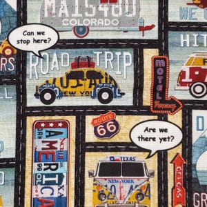 Puede incluir: Tela con temática de viaje por carretera. Presenta un coche amarillo con equipaje, una furgoneta roja y blanca y un letrero de la Ruta 66. Incluye burbujas de texto con frases como "Can we stop here?" y "Are we there yet?"