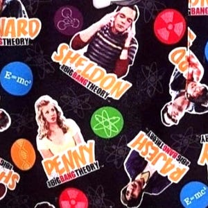 Könnte beinhalten: Schwarzer Stoff mit farbenfrohen Bildern von Charakteren aus der Fernsehserie "The Big Bang Theory", darunter Sheldon, Penny und Rajesh. Das Design enthält auch wissenschaftliche Symbole und Text. Der Hintergrund ist schwarz.