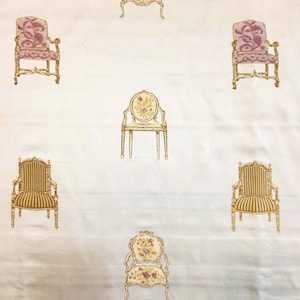 Puede incluir: Tela blanca con un patrón repetido de sillas antiguas ornamentadas en oro, rosa y amarillo. Las sillas varían en estilo, algunas con tapicería floral y otras con respaldos a rayas.