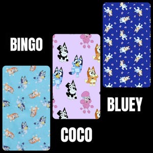Peut inclure: Trois échantillons de tissu avec des motifs différents. Le premier échantillon est bleu avec un motif de chiens et de notes de musique. Le deuxième échantillon est rose avec un motif de chiens et de notes de musique. Le troisième échantillon est bleu clair avec un motif de chiens et de notes de musique. Le texte "Bingo", "Coco" et "Bluey" est imprimé sous chaque échantillon.