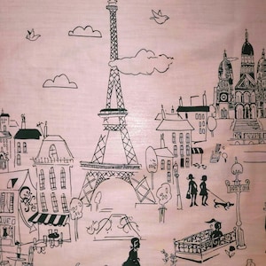 Könnte beinhalten: Rosa Stoff mit einer schwarzen Strichzeichnung von Paris. Der Eiffelturm steht im Mittelpunkt, mit anderen Gebäuden, Bäumen, Wolken und Figuren. Das Wort "METRO" ist auf einem Straßenschild zu sehen.