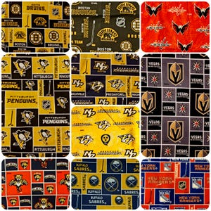 Pode incluir: Uma colagem de nove quadrados de tecido diferentes apresentando vários logotipos de equipes da NHL. Os logotipos incluem os Boston Bruins, os Pittsburgh Penguins, os Nashville Predators, os Vegas Golden Knights, os Carolina Hurricanes, os Florida Panthers, os Buffalo Sabres, os New York Rangers e os Washington Capitals. Os tecidos são uma mistura de amarelo, preto, vermelho, azul e cinza.