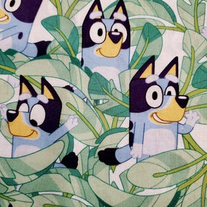 Tecido Bluey Hiding in Leaves 100% algodão FQ/meia jarda, artesanato para quilting, tecidos divertidos para blusas de uniforme, toucas de uniforme, vestidos de festa DIY, decoração de quarto infantil