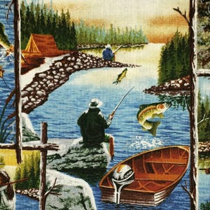 Może przedstawiać: Panel materiału z malowniczą ilustracją jeziora z wędkarzami, łodzią i namiotem. Grafika przedstawia spokojną scenę na świeżym powietrzu z łodzią rybacką, namiotem i wyskakującą rybą.