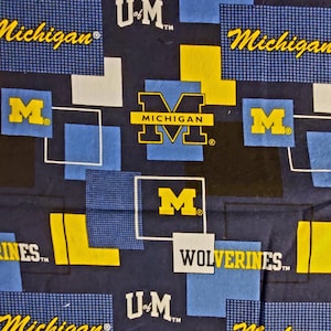 TISSU Wolverines de l'Université du Michigan Ncaa football 100 % coton lisse courtepointe artisanat par 1/2 yard Fq Scrub Caps poupées arcs oreillers