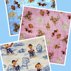 Pode incluir: Três padrões de tecido diferentes com ursos de peluche. O primeiro padrão é azul com ursos de peluche marrons que usam gravatas borboleta azuis. O segundo padrão é rosa com ursos de peluche marrons que usam gravatas borboleta rosas. O terceiro padrão é branco com ursos de peluche azuis que usam uniformes de beisebol e seguram bastões de beisebol.