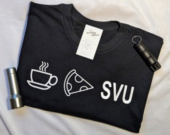 Camisa Coffee Pizza SVU - Unidade de Vítimas Especiais da Lei e Ordem - Amante de Café - Amante de Pizza -