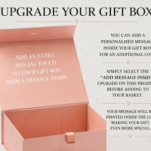 Puede incluir: Una caja de regalo rectangular de color rosa empolvado con tapa abatible y cierre magn&eacute;tico. El interior de la tapa presenta un texto en blanco que dice: ADD AN EXTRA SPECIAL TOUCH TO YOUR GIFT BOX WITH A MESSAGE INSIDE. La caja est&aacute; abierta y vac&iacute;a.