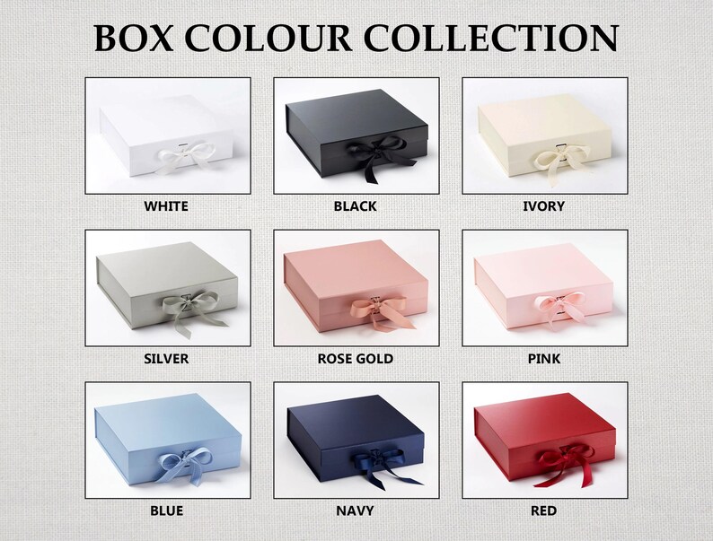 Puede incluir: Una colecci&oacute;n de nueve cajas de regalo cuadradas con cierre de lazo, etiquetadas como BOX COLOUR COLLECTION. Los colores incluyen blanco, negro, marfil, plata, oro rosa, rosa, azul, azul marino y rojo. Cada caja tiene un lazo a juego al frente.
