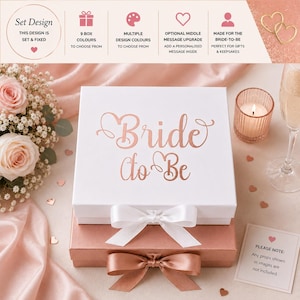 Puede incluir: Una caja de regalo cuadrada blanca con el texto en oro rosa Bride to Be y una cinta blanca, sobre una caja de color oro rosa con una cinta a juego. La imagen incluye texto informativo sobre colores de cajas, opciones de dise&ntilde;o y caracter&iacute;sticas.