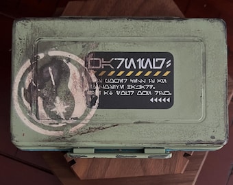 Lightsaber power cell storage container