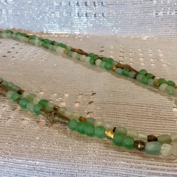 Afrikanische Bronze und Glas Halskette / / Tradebeads / / grün, Gold und weiß Zubehör / / kostenloser Versand