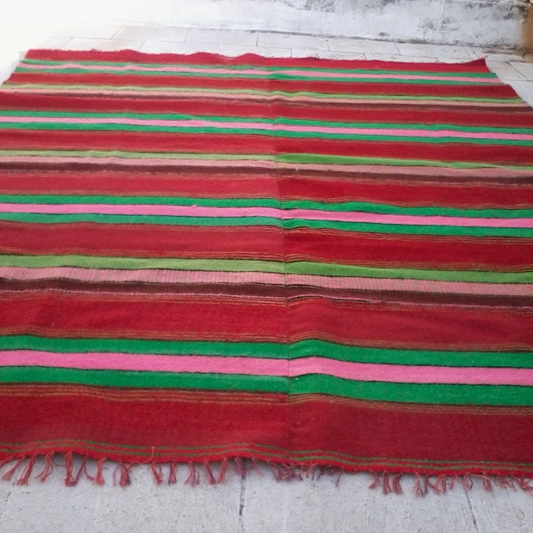 Tapis fait à main  grand taille 215 x 181 cm  carrè avec rayures .