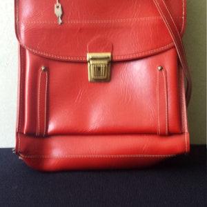 Vintage red schoolbag, rectangular, schoolbag Attached to the shoulder in similar leather, red with its key, Italian, three-pocket schoolbag,