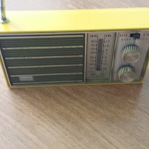 Vintage rectangular radio, with yellow colors, vintage radio, with 02 two bands FM + am,