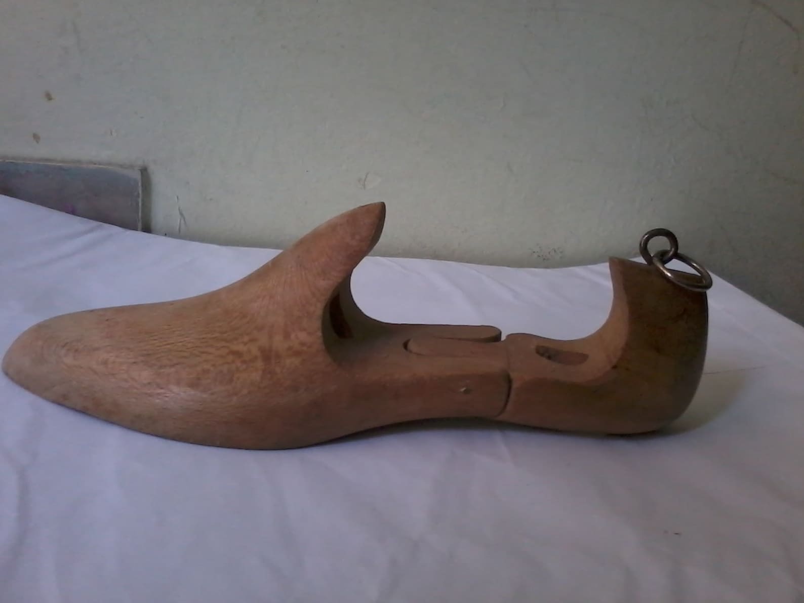PAIRE D'EMBAUCHOIRS ARTICULÉS vintage ou formes à chaussure en bois