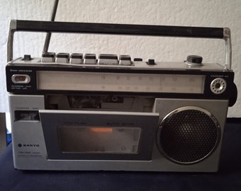 Radiocassette et lecteur portable , Mini Radio cassette  marque  Sanyo ,AF/AM Radio recorder couleur grise cassette model m  02 deux band AF