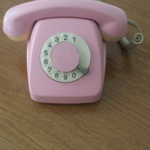 Roze vintage retro telefoon, roze telefoon, roze telefoon, vaste telefoon, bakeliettelefoon, bureautelefoon.