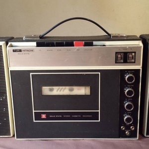 1 Vintage-Tonbandgerät mit zwei 02-Lautsprechern, schwarze Farbe, Marke Hitachi Stereo, abnehmbar, mit Kabeln,