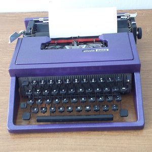 Machine à écrire, portable manuel mouve  , Fonctionne bien   ,Disponibles , toutes les couleurs sur commandes  sur demandes Olivette Dora ,