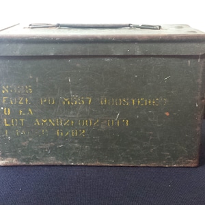 Grüne Militärbox aus Vintage-Metall. Grüne Militärbox aus Vintage-Metall.
