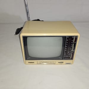 Mini TV vintage con radio, color blanco, para decoraciones y guarniciones y presentaciones; la radio no funciona, dos bandas
