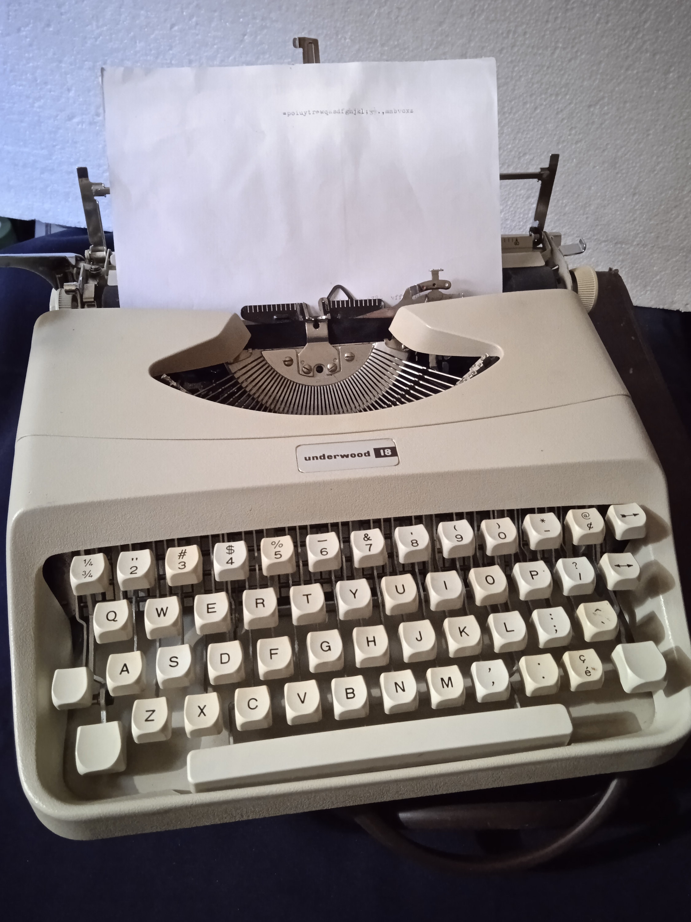 Underwood タイプライター Vintage Underwood 18 Italian Typewriter From the 1960s. Colors and