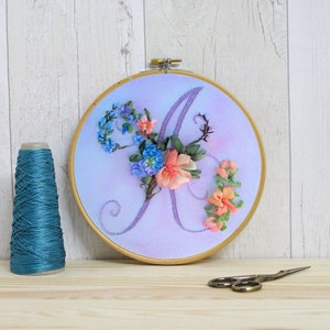 Bordado aro de 8 pulgadas, monograma personalizado, bordado a mano con cinta de seda, letra inicial, regalo de novia, letra romántica, bordado elegante
