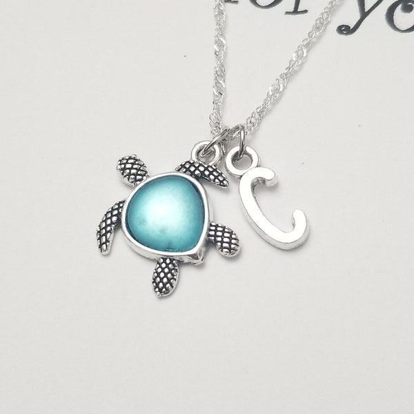 Collier à breloques tortue en verre de mer plaqué argent, breloque lettre initiale personnalisée, collier personnalisé, pendentif tortue, bijoux de plage en verre