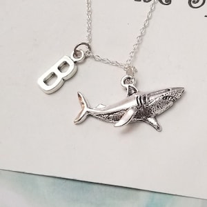 Collar de tiburón en plata de ley: colgante con inicial, joyería costera