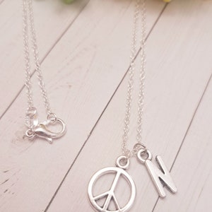 Collar con inicial del símbolo de la paz: colgante retro bañado en plata