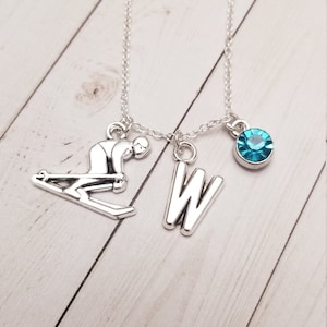 colar com pingente de esquiador, presente de férias em chalé de esqui, pingente de esqui alpino, presente personalizado para ela, colar com pedra de nascimento, presente de esquiador,