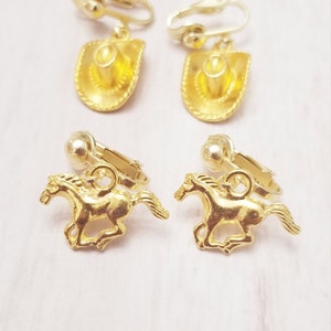 Boucles d'oreilles pendantes dorées à clip cheval : bijoux non percés