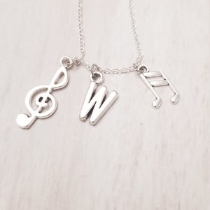 Gepersonaliseerde muzieknootketting: solsleutel, bas, bedel initiaal