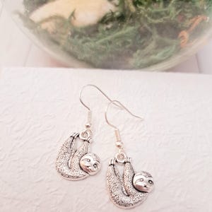 Pendientes de perezoso, pendientes de animales lindos, regalo de perezoso, pendientes colgantes de plata delicados, pendientes divertidos, joyas de animales, pendientes peculiares, regalo de cumpleaños