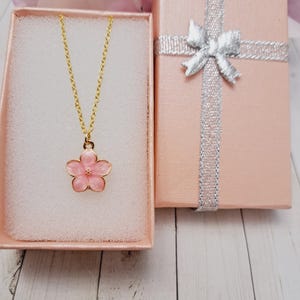 Colar com pingente de flor rosa, joia com pingente inicial, ideia de presente para aniversariante, colar com pingente de design floral e letra personalizada, dourado