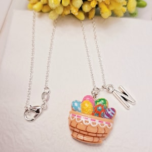 Collar de canasta de Pascua, regalo de canasta de Pascua, collar de canasta de Pascua, collar de conejito, collar con dije de niña, collar con inicial de nombre