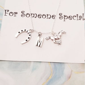 Collar de encanto de caballos, collar de encanto de herradura, collar de buena suerte, collar de encanto inicial, regalo para amante de los caballos