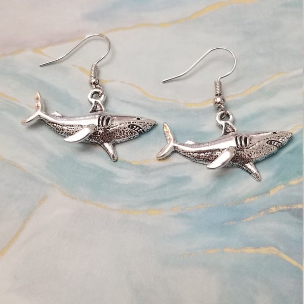 Boucles d'oreilles requin plaquées argent, boucles d'oreilles pendantes délicates Sea Life, bijoux requin pour les amateurs de requins et d'animaux marins