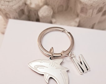 Llavero de tiburón personalizado: dije inicial de plata, regalo para amantes del océano