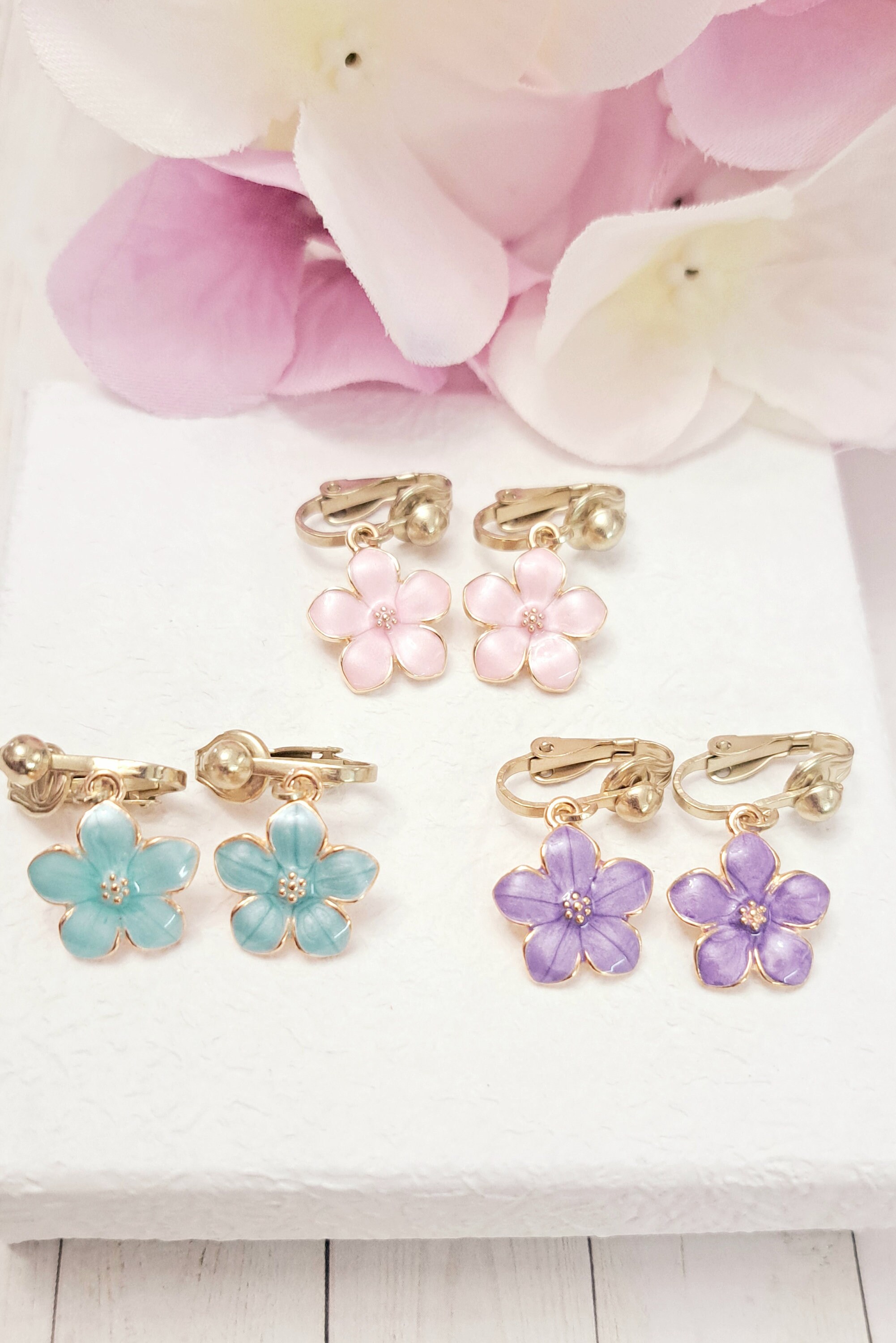 Boucles D'oreilles Clips Vintage Or – Perle Violette, Motif Fleur De Lys – Bijou 2123